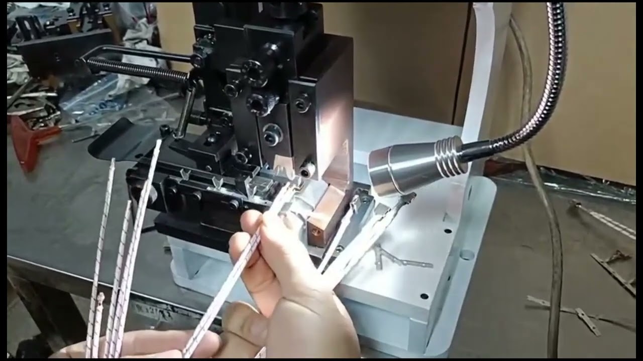 Máquina de Crimpagem por Prensagem para Conectores Terminais de Cabo Elétrico de Cobre
