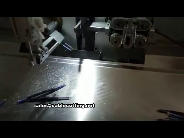 Máquina automática de corte, descascamento, crimpagem e estanhamento de cabos com torção integrada