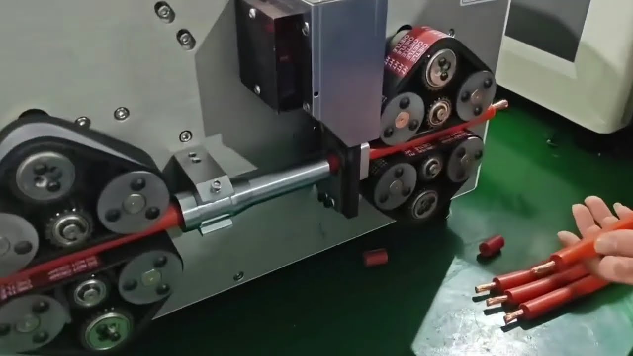Máquina de Decapagem Automática 106 – Corta e Decapa Fio Quadrado de 70 mm²