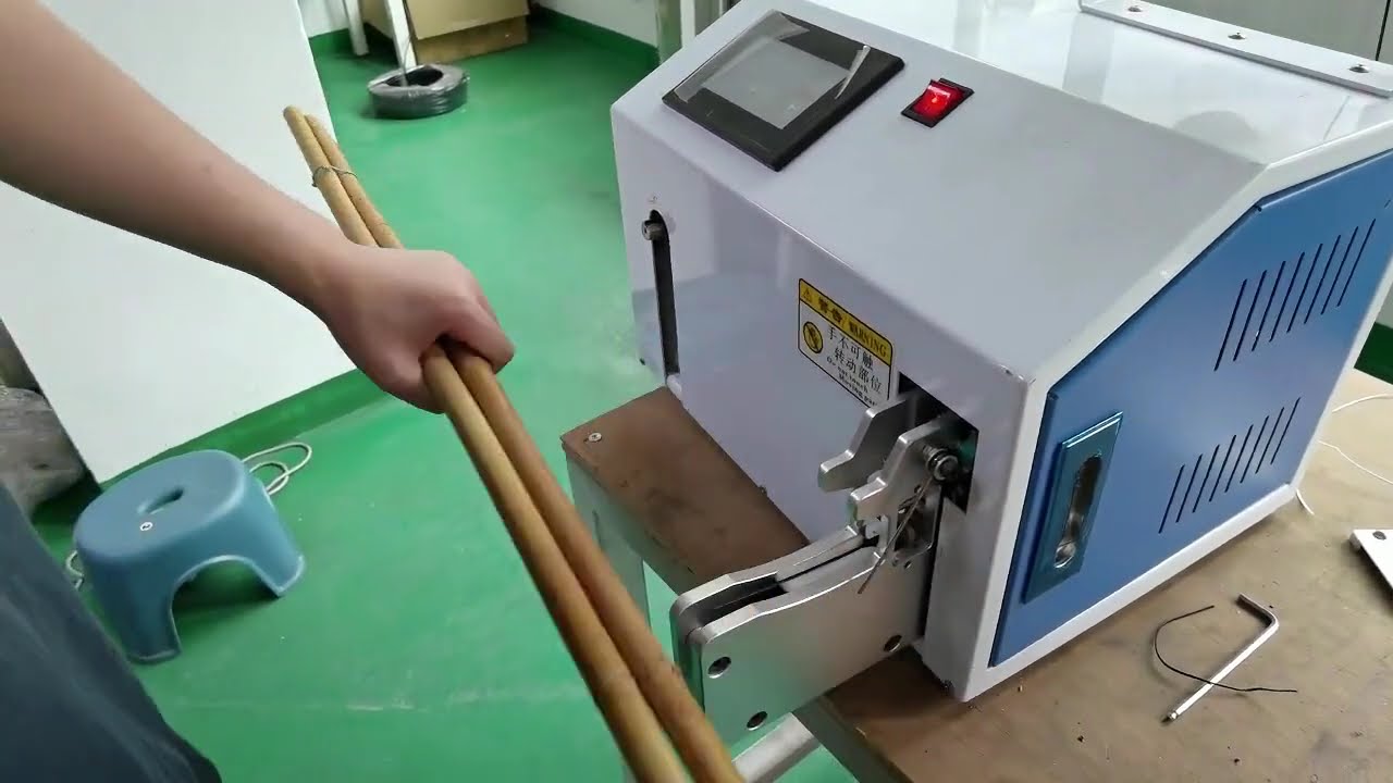 Máquina Semi-Automática para Amarrar Palitos de Bambu – Vídeo Real de Funcionamento