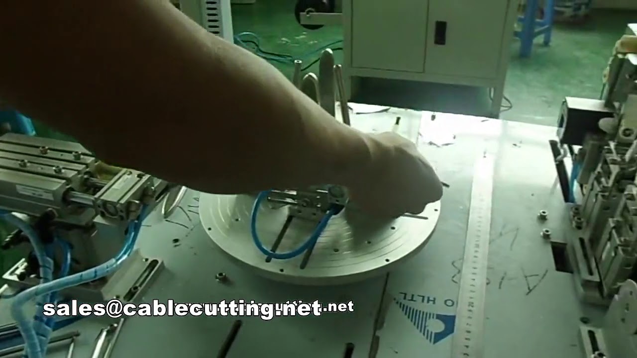 Máquina de enrolar e amarrar cabos para formas 8 e redondas
