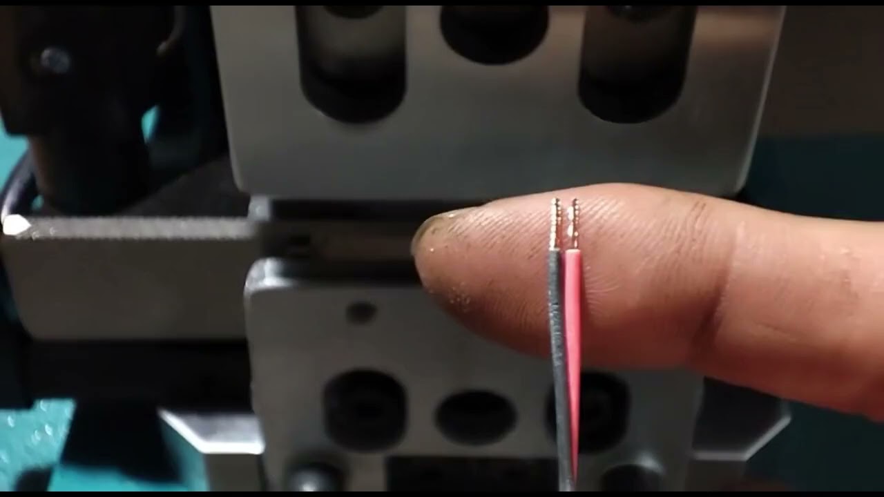 Máquina Pneumática de Decapagem e Torção de Fios – Demonstração Real em Equipamento Industrial