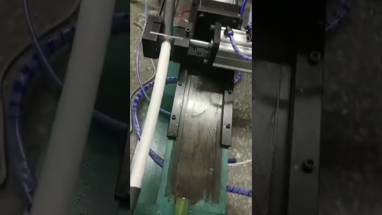 Máquina Pneumática de Decapagem em Ação: Trabalho Real em Fábrica Automatizada #fábrica #máquina